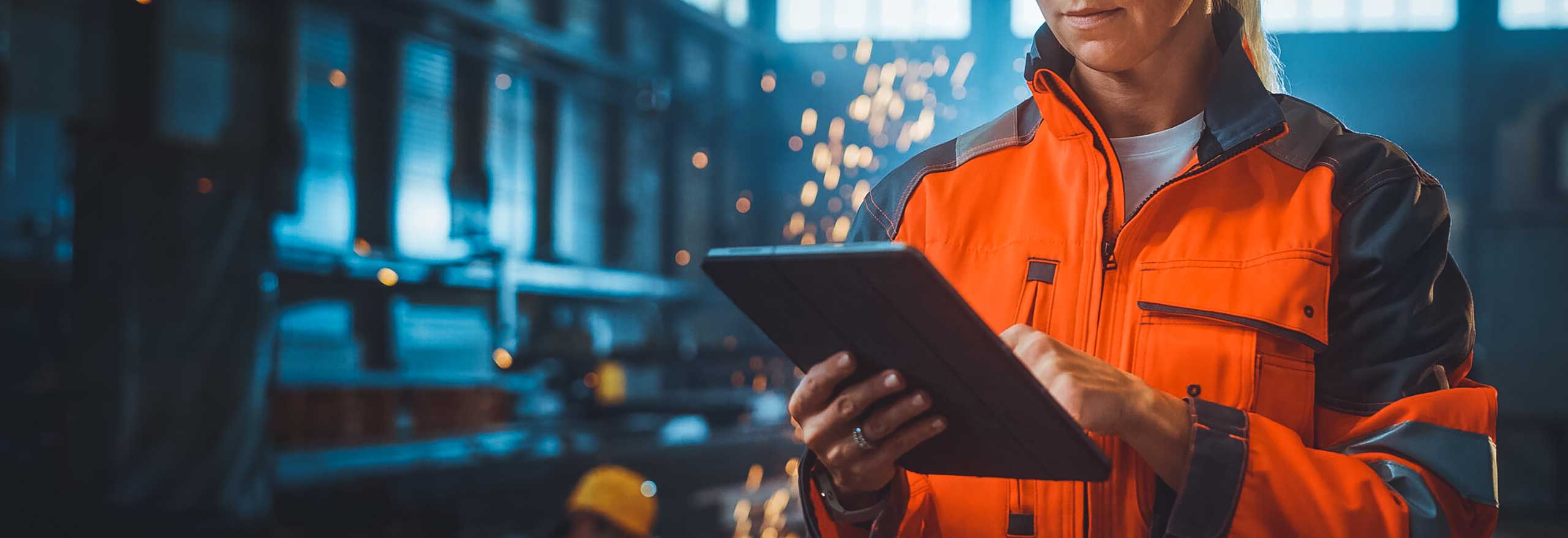 Empleado municipal usando tablet